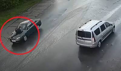 Андрей Петров - Женщина поссорилась с мужем и 10 километров везла его на капоте (видео) - zr.ru - Санкт-Петербург