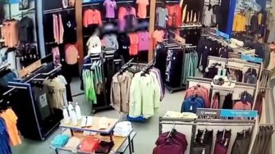 Кражу из магазина в Пензе записали камеры видеонаблюдения - penzainform.ru - Пензенская обл. - Пенза - район Октябрьский