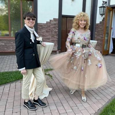 Алла Пугачева - Максим Галкин - Кристина Орбакайте - «У стилиста фешн-биполярка», Пугачева с кудряшками и в легкомысленных розочках от Юдашкина на семейном празднике удивила всех - argumenti.ru