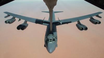 Бомбардировщик ВВС США во время полета над Балтикой нес настоящие авиабомбы - 5-tv.ru - США - Испания - Латвия