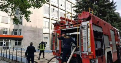 В Харькове вспыхнул масштабный пожар на территории завода (ФОТО) - dsnews.ua - Харьковская обл. - Харьков - Гсчс