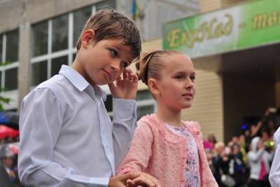 Для луганских школьников прозвенел последний звонок - mk.ru - ДНР - ЛНР
