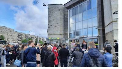 В Петербурге возбудили уголовное дело после падения подростка на рельсы в метро - piter.tv - Санкт-Петербург - Мурманская обл.