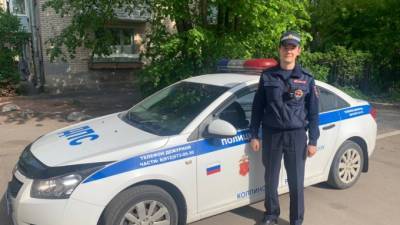 Полицейский спас пожилую женщину из задымленного подъезда в Колпино - piter.tv - Санкт-Петербург