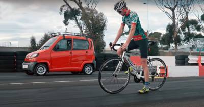 Четыре колеса против двух. Самый дешевый автомобиль в мире гоняется с велосипедом (видео) - focus.ua - Юар - Кейптаун