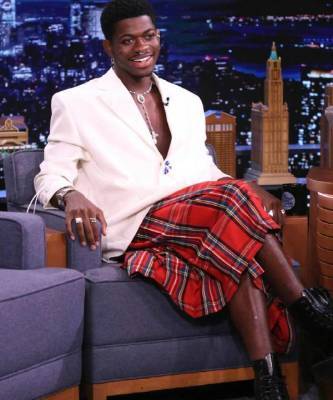 Louis Vuitton - Джеймс Фэллон - Дьявол носит килт: рэпер Lil Nas X в юбке Louis Vuitton - skuke.net