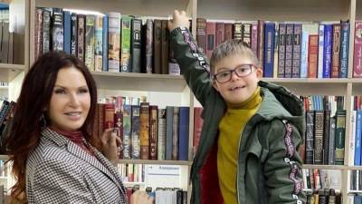 Эвелина Бледанс - «Чтобы мог заработать на хлеб»: Эвелина Бледанс обучает сына навыкам массажиста - 5-tv.ru