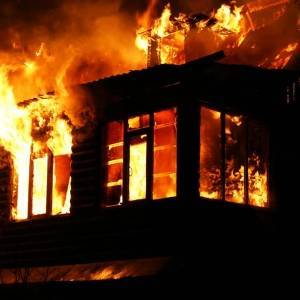 В Запорожье из горящей квартиры спасли 34-летнего мужчину. Фото - reporter-ua.com - Запорожская обл. - Запорожье