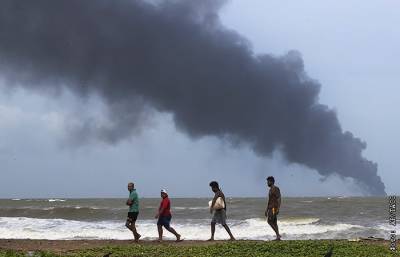 Индия отправила помощь судну с кислотой, шестой день горящему у Шри-Ланки - interfax.ru - Москва - Индия - Филиппины - Шри Ланка - Коломбо