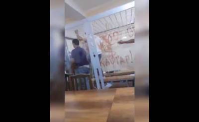 Группа осужденных изрезала себе руки бритвой и исписала кровью стены в ходе судебного заседания в Янгиюле - podrobno.uz - Узбекистан - Ташкент