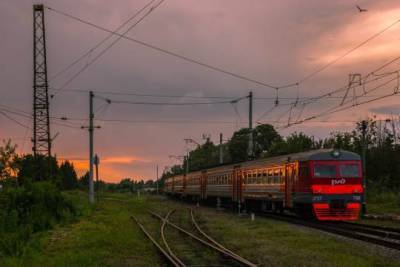 Подросток упал с крыши поезда и получил тяжёлые травмы - versia.ru