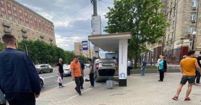 Автомобиль влетел в остановку на Кутузовском проспекте Москвы - ren.tv - Москва