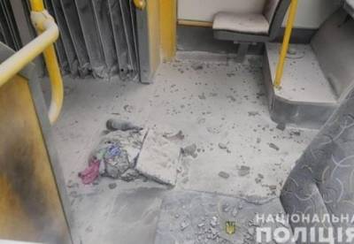 В Киеве от "коктейля Молотова" загорелся троллейбус с пассажирами (фото) - facenews.ua - Киев