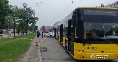В Киеве в автобус с пассажирами бросили зажигательную смесь (ВИДЕО) - enovosty.com - Киев