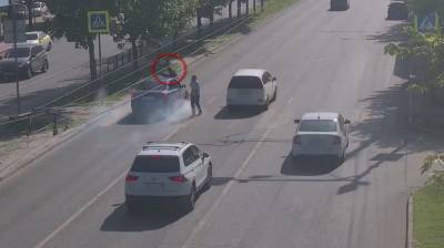 Появилось видео момента ДТП со сбитой на переходе женщиной в Воронеже - vestivrn.ru - Воронеж