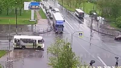 Столкновение фуры и иномарки на перекрёстке проспекта Ленина и улицы Танкистов попало на видео - piter.tv