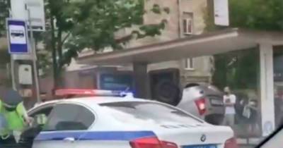 Автомобиль врезался в остановку на Кутузовском проспекте и попал на видео - moslenta.ru - Москва