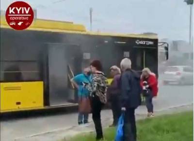 «Мне надоели люди, и я хочу их убить»: в Киеве неадекват бросил бутылку с бензином в троллейбус с людьми - free-news.su - Киев