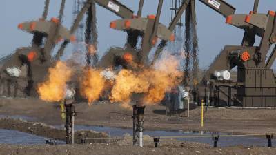 Александр Новак - Минэнерго порекомендует нефтяникам нарастить поставки топлива на рынок - iz.ru
