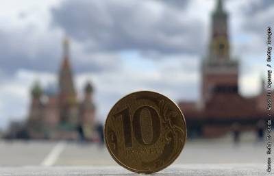 Рубль незначительно снижается к доллару и евро вслед за нефтью - interfax.ru - Москва