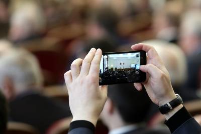 На Урале приставы арестовали смартфон нарушителя ПДД, чтобы тот оплатил штрафы - znak.com - Свердловская обл. - Уральск