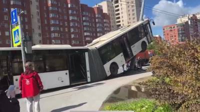 Автобус оказался на столбе в результате ДТП на Ленинском проспекте - piter.tv - Санкт-Петербург
