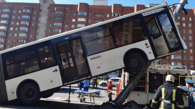 В Санкт-Петербурге пассажирский автобус налетел на столб (ВИДЕО) - newdaynews.ru - Санкт-Петербург