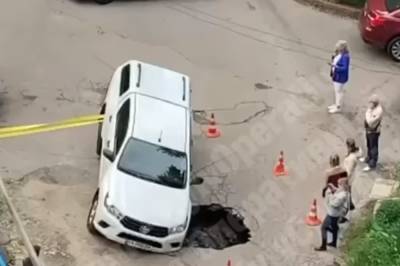 В Киеве внедорожник ушел под землю, водитель оказался в ловушке: фото с места ЧП и подробности - politeka.net - Киев - район Соломенский