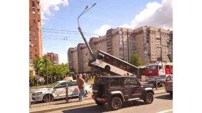 Пять человек пострадали после наезда автобуса на столб в Петербурге - vm.ru - Санкт-Петербург - район Красносельский