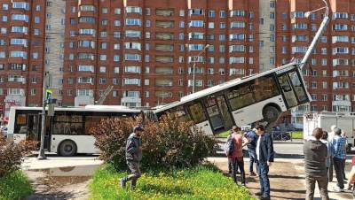 Число пострадавших при аварии с автобусом в Петербурге выросло до шести - gazeta.ru - Санкт-Петербург