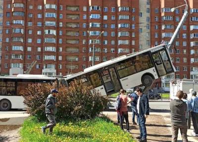 Автобус в Петербурге наехал на столб и встал на дыбы - шестеро госпитализированы - province.ru - Ленинградская обл. - Санкт-Петербург