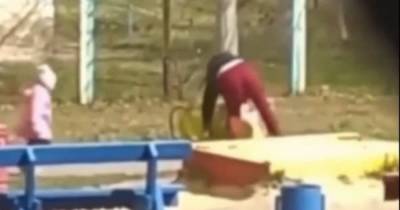 Поднимали на ноги прохожие: в Виннице пьяная в стельку мать упала на ребенка (видео) - tsn.ua - Одесса