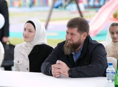 Рамзан Кадыров - Жена Рамзана Кадырова показала семейный кадр с выпускного дочери - bimru.ru - респ. Чечня