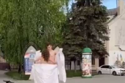 По украинскому городу бродила раздетая парочка влюбленных, видео: "Люди их не смущали" - politeka.net