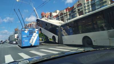 Комтранс разбирается в обстоятельствах аварии автобуса со столбом - neva.today - Санкт-Петербург