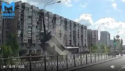 В Петербурге автобус «взобрался» на фонарный столб - mirnov.ru - Санкт-Петербург