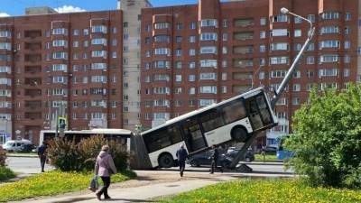 Список пострадавших из «вставшего на дыбы» автобуса в Петербурге - 5-tv.ru - Санкт-Петербург