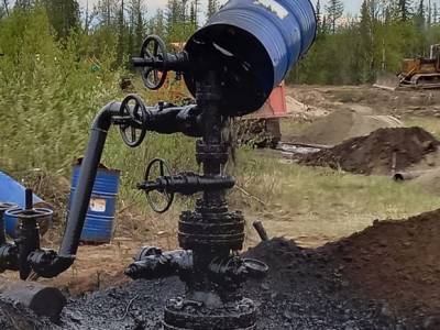 На территории объекта «Лукойл-Коми» хлещет вода с нефтью (видео) - rosbalt.ru - респ. Коми - Усинск