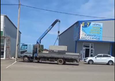 С новой силой бетонными блоками обносят закрытые рынки под Ростовом - privet-rostov.ru