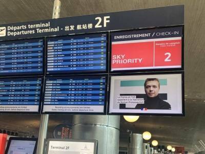 Давид Сассоли - Роман Протасевич - В аэропорту Шарль-де-Голль в Париже появилось фото Протасевича - gordonua.com - Франция - Париж