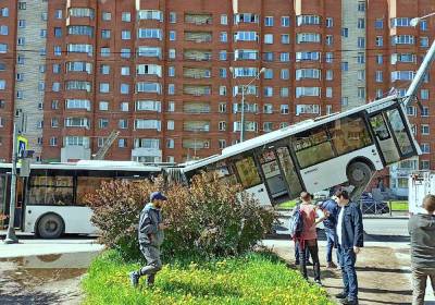 Число пострадавших в повисшем на столбе петербургском в автобусе выросло до шести - newsland.com - Санкт-Петербург