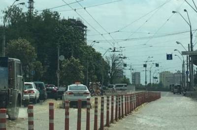 Вареные авто заказывали? В центре Киева опять появилась река из кипятка - from-ua.com - Киев