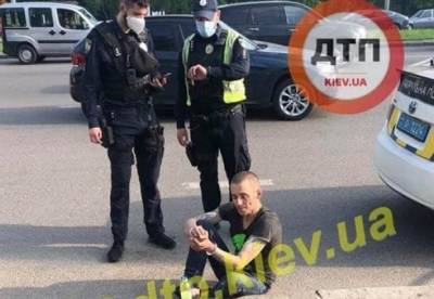 В Киеве мужчина пытался принять наркотики в авто патрульных (фото) - facenews.ua - Украина - Киев - Полтава