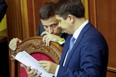 Владимир Зеленский - Дмитрий Разумков - Стало известно о вражде Зеленского и спикера Верховной Рады - lenta.ru
