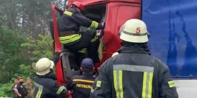 На Бориспольском шоссе в Киеве 27.05 произошло ДТП с 4 фурами и 2 грузовиками Нацгвардии, есть пострадавшие - фото, видео - ТЕЛЕГРАФ - telegraf.com.ua - Киев - Київ