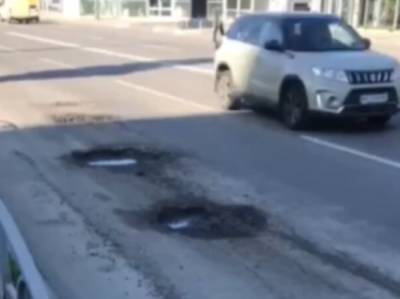 "Надо рядом шиномонтаж ставить": в Харькове на дорогах появились огромные ямы, фото - politeka.net - Харьков
