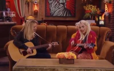 З’явилося відео, як Ліза Кудров співає з Леді Гага пісню «Smelly cat» в спецепізоді «Друзів» - bykvu.com - Украина