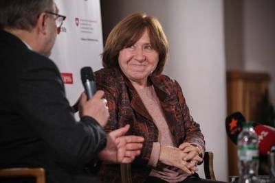 Анджелина Джоли - Светлана Алексиевич - Анджелина Джоли и Светлана Алексиевич два часа проговорили о проблемах Беларуси - kp.ua - Эстония