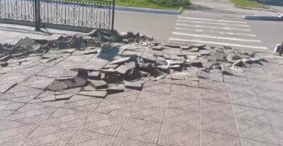 "Ноги Ленина ушли, а проблемы появились": в Лисичанске при демонтаже памятника разбили плитку на площади (видео) - vchaspik.ua - Лисичанск
