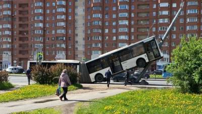 Автобус, врезавшийся в столб на Ленинском проспекте, был в исправном состоянии - piter.tv - Санкт-Петербург